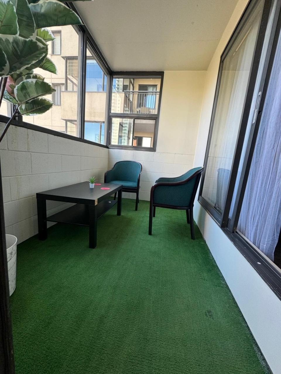 Apartment Entire Prime Downtown Location Free Underground Parking *