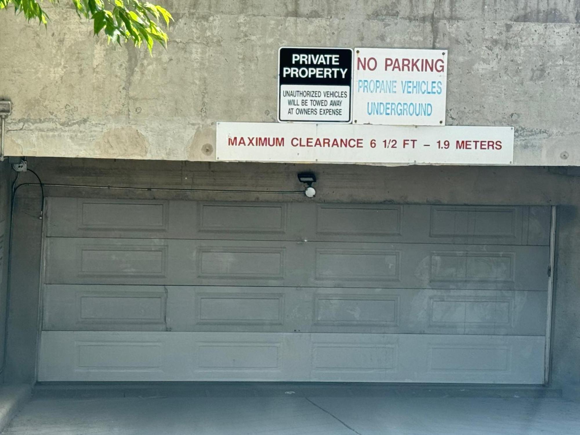 Entire Prime Downtown Location Free Underground Parking Apartment Calgary